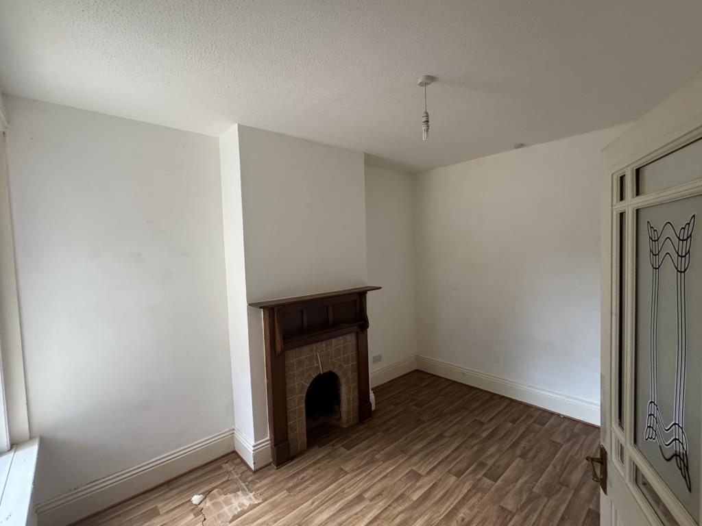 Lot: 80 - FREEHOLD TOWN CENTRE HOUSE COMMERCIAL INVESTMENT AND CAR PARK - Dining room with vinyl floor and white walls